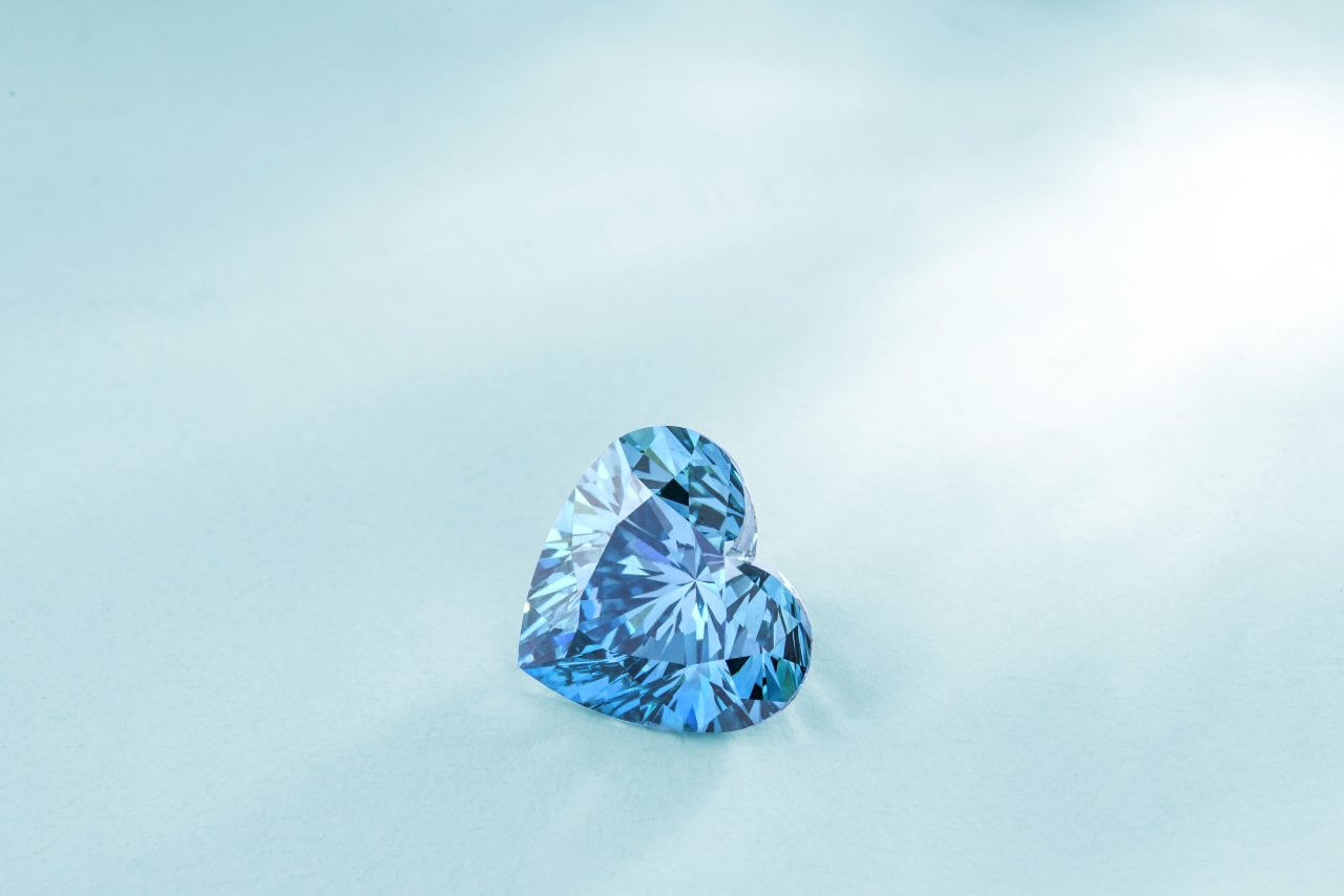 Akvamarin dragi kamen u obliku srca
