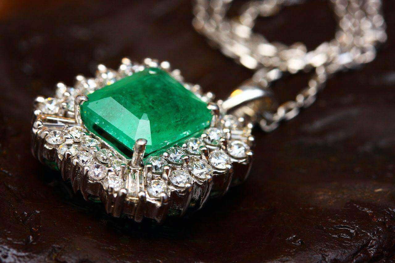 Ogrlica sa krupnim cetvrtastim smaragdom i dijamantima.