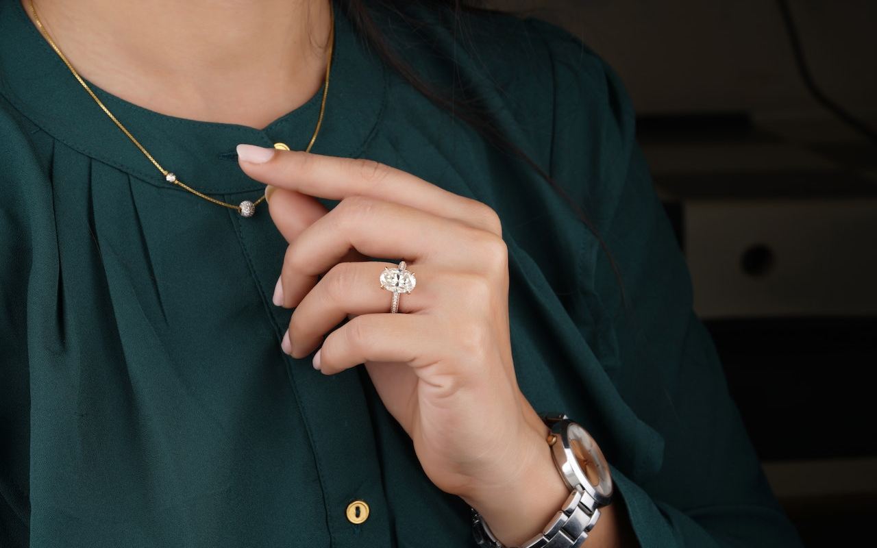 žena nosi ogrlicu i prsten od belog zlata