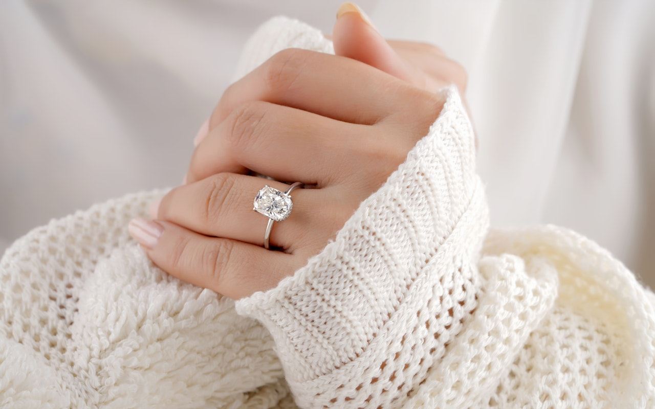 prsten od belog zlata na ženskoj ruci